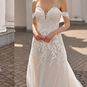 Off the shoulder Lightweight Flowy Way Wedding gown